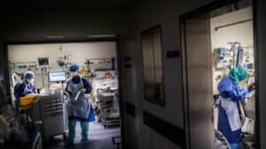 Número de profissionais de saúde portugueses infetados abaixo da média mundial&nbsp;