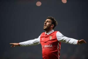 Paulinho apontado ao Tottenham de Mourinho