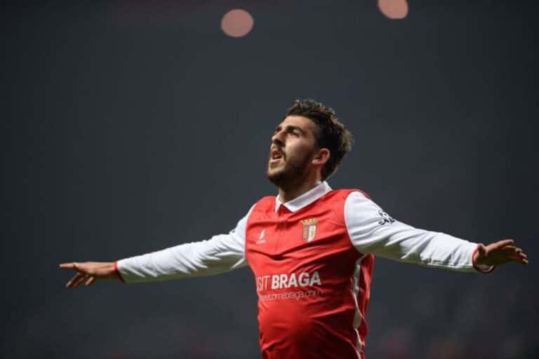 Paulinho apontado ao Tottenham de Mourinho