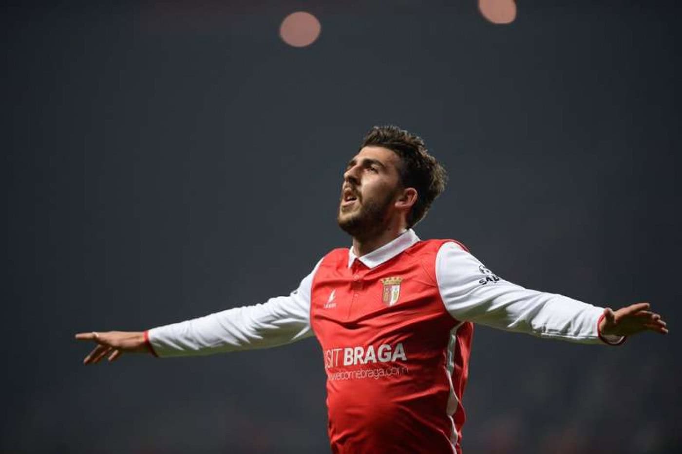 Paulinho apontado ao Tottenham de Mourinho