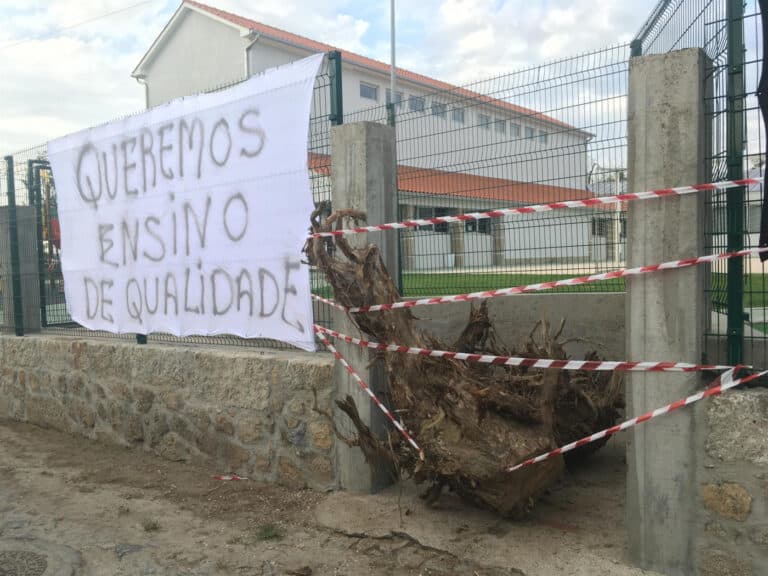 Pais bloqueiam escola de Barcelos com troncos de madeira à porta