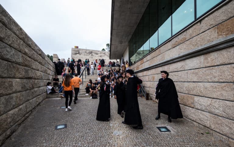 Governo aponta para mais oito mil estudantes bolseiros no superior