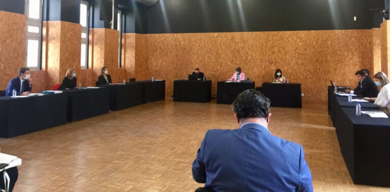 CMB volta a rejeitar mais competências nas áreas da educação e saúde