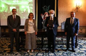 Carlos Abelairas recebe Prémio Grupo Internacional Compostela – Xunta de Galicia