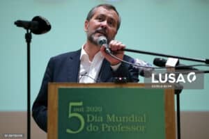 Fenprof acusa tutela de “incompetência” e vai exigir mapa de escolas com casos