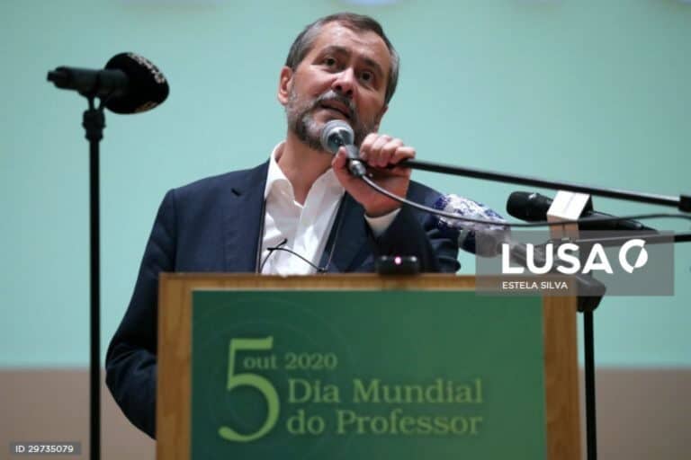 Fenprof acusa tutela de “incompetência” e vai exigir mapa de escolas com casos