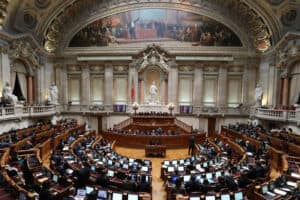 Modelo que substitui debates quinzenais em estreia no Parlamento