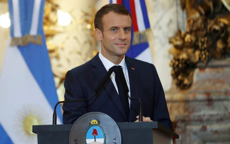 Emmanuel Macron anuncia recolher obrigatório em várias cidades francesas