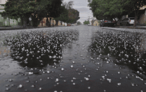 Treze distritos do continente vão estar sob aviso laranja devido à chuva forte