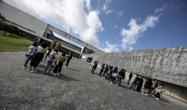 UMinho promove sessão informativa sobre Covid-19 esta quarta-feira