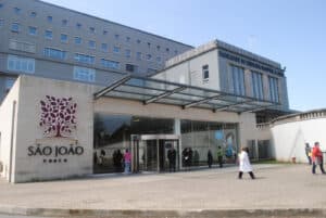 Aumenta a pressão sobre os hospitais para responder à pandemia