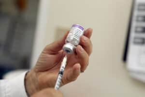 Das 500 mil vacinas disponíveis para as farmácias chegaram menos de metade