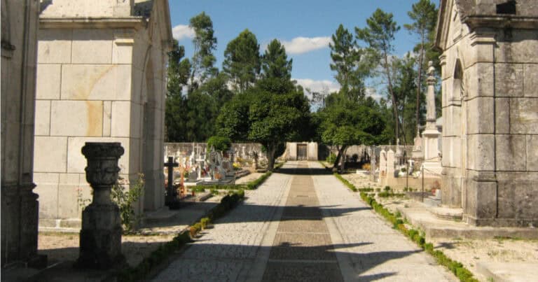 Cemitérios impõem restrições no Dia de Finados