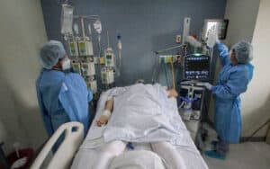 Governo vai contratar mais 365 enfermeiros e 46 médicos intensivistas