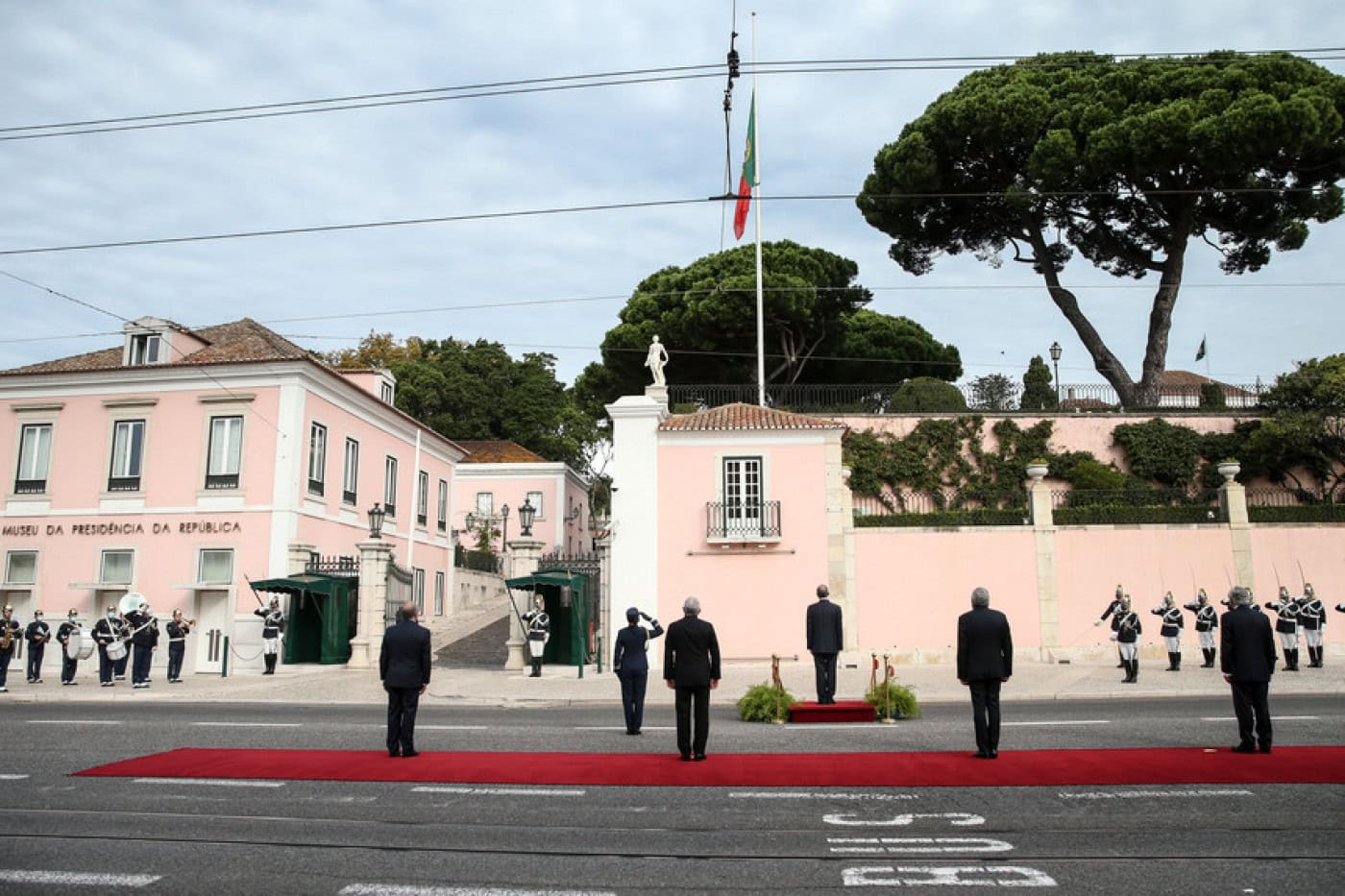 Bandeira a meia haste e minuto de silêncio em Belém pelas vítimas da covid-19 em Portugal