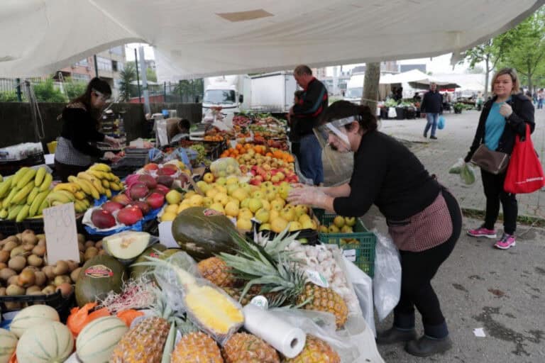 Governo recua e admite realização de feiras e mercados