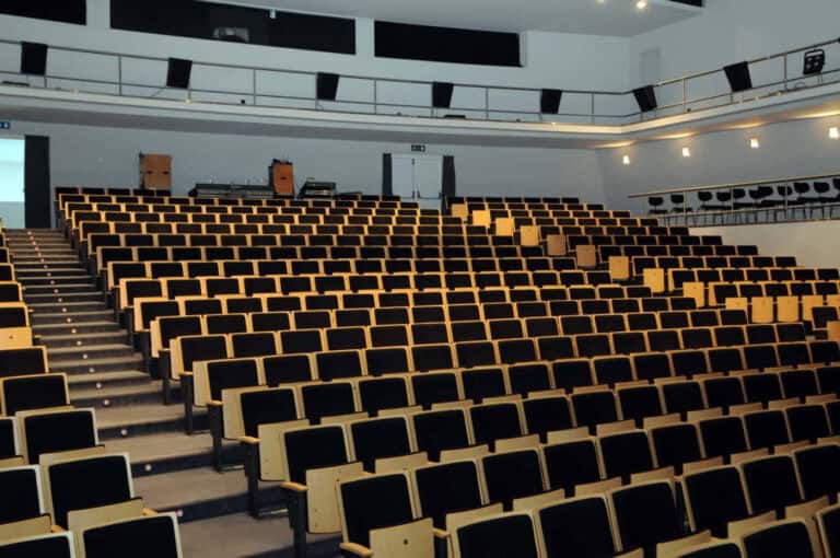 Espaços culturais fecham às 22h30. Salas do distrito antecipam horários