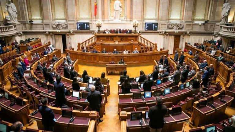 Parlamento vota estado de emergência "não antes de 6.ª feira"