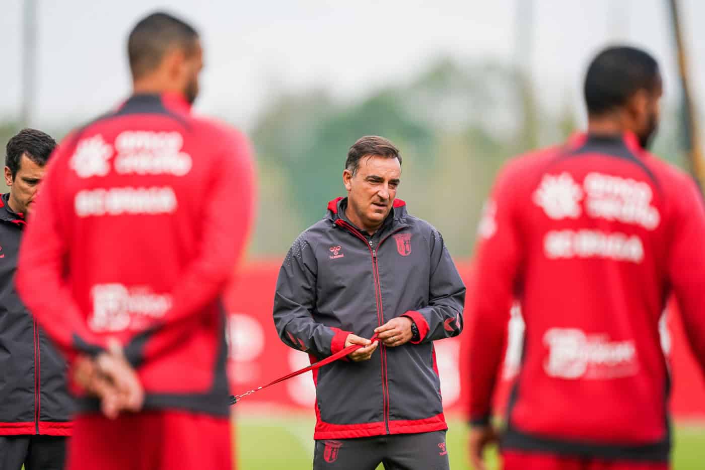 Jogo difícil com "pequena percentagem de êxito" e várias alterações no onze