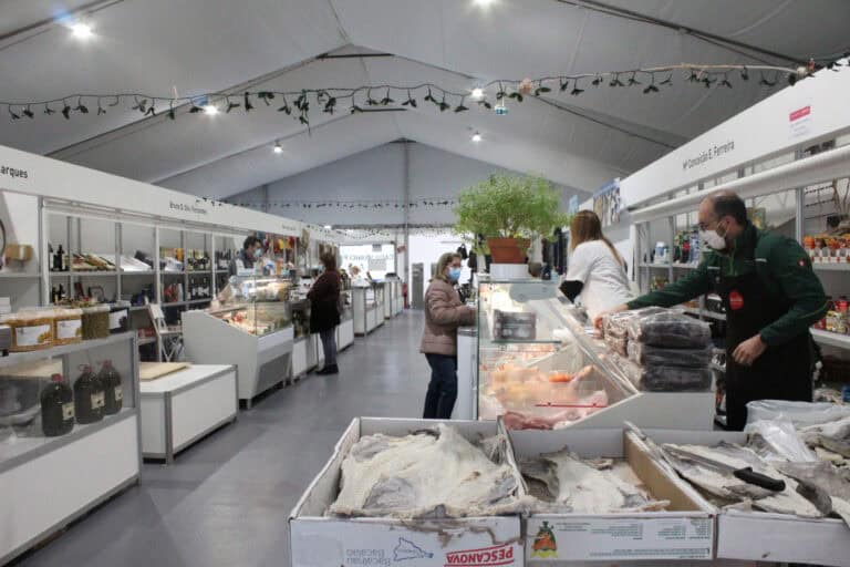 As duas faces do mesmo Mercado. Há comerciantes a pedir horários alargados