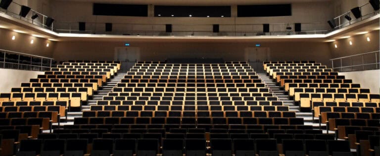 Casa das Artes adia estreia de AIRBNB E NUVENS para data a anunciar