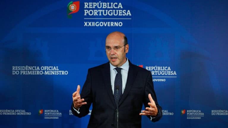 Governo deverá avançar com lay-off pago a 100%