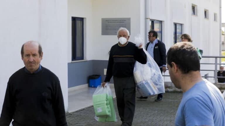 Vacina de Oxford mostra segurança e eficácia em pessoas mais velhas