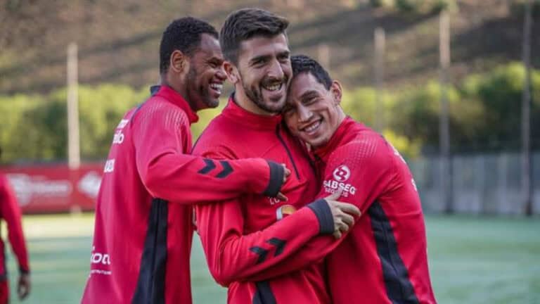 Paulinho e Musrati ao serviço de Carvalhal