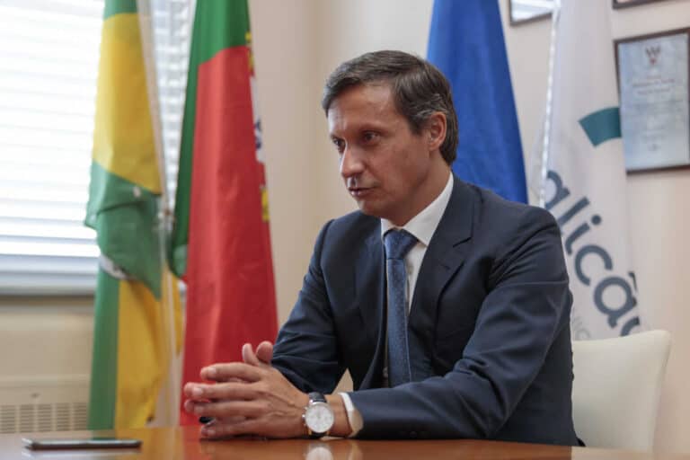 Paulo Cunha exige reabertura de Segurança Social e Registo Civil