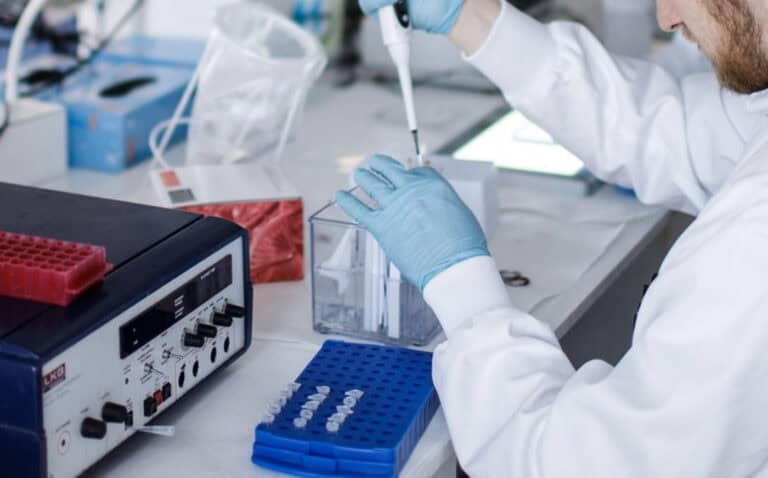 Vacina de Oxford tem eficácia de 70,4% na prevenção de covid-19