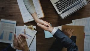 Entrar no mercado de trabalho em recessão penaliza salário durante dez anos