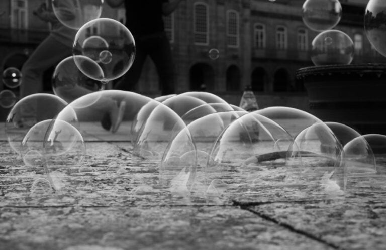 Casa dos Crivos recebe obras que convidam à reflexão sobre o mundo&nbsp;