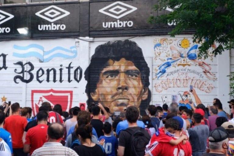 Homenagem a Maradona junta milhares de pessoas em Buenos Aires