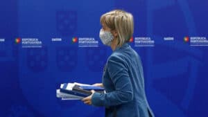 Ministra da Saúde diz que situação nos cuidados intensivos é "complexa e grave"&nbsp;