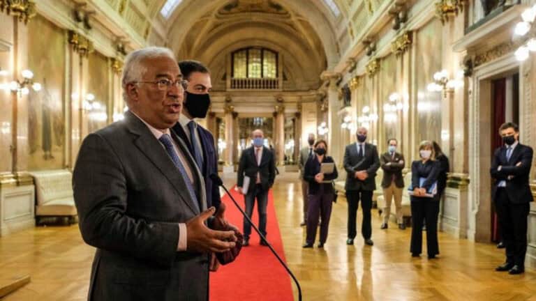 António Costa rejeita colocar idosos fora do acesso prioritário às vacinas