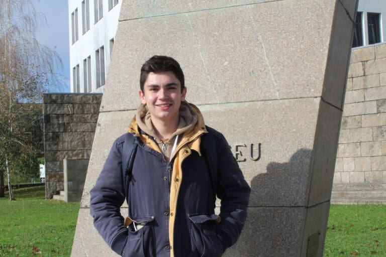 Lista Y quer apostar nas "redes sociais e cartazes" para chamar mais alunos à RGA