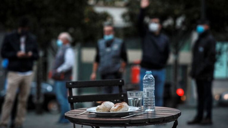 Executivo aprova uma de quatro propostas do PS de apoio à restauração e comércio