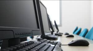 Associação preocupada com falta de estratégia na distribuição de computadores nas escolas