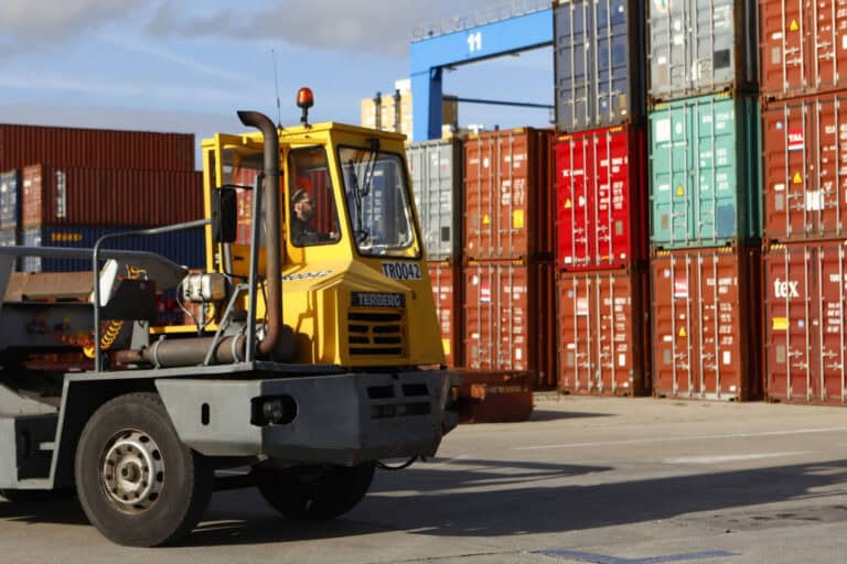 Exportações caem 2,2% e importações recuam 11,8% em outubro