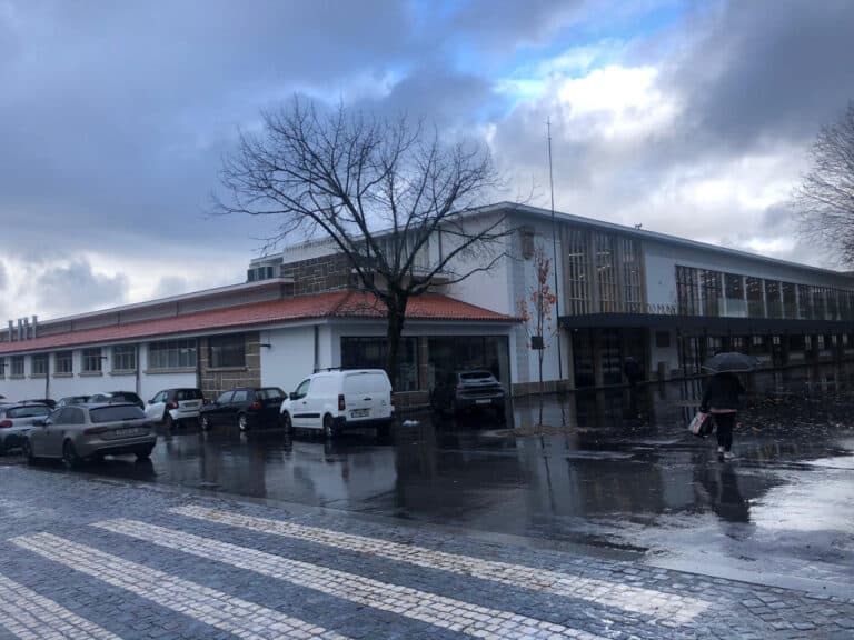 Estacionamento pago está a ser um problema para vendedores do Mercado