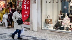 Mais de três quartos dos portugueses pretendem gastar menos dinheiro neste Natal