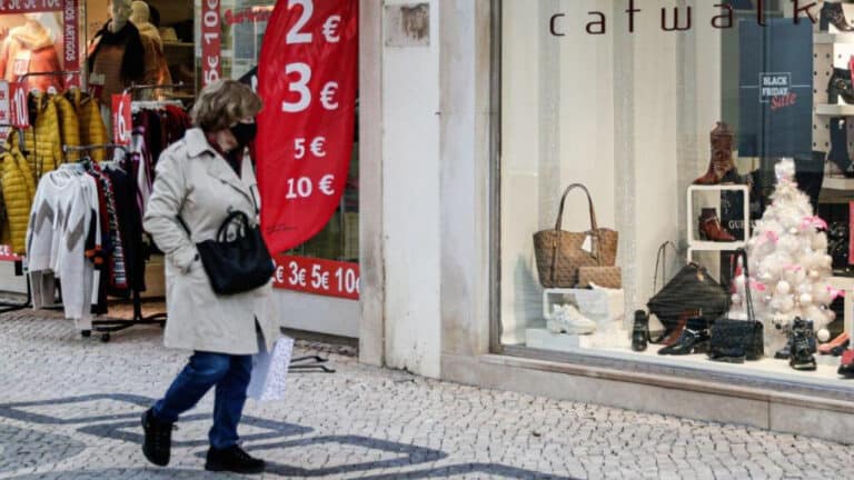Mais de três quartos dos portugueses pretendem gastar menos dinheiro neste Natal