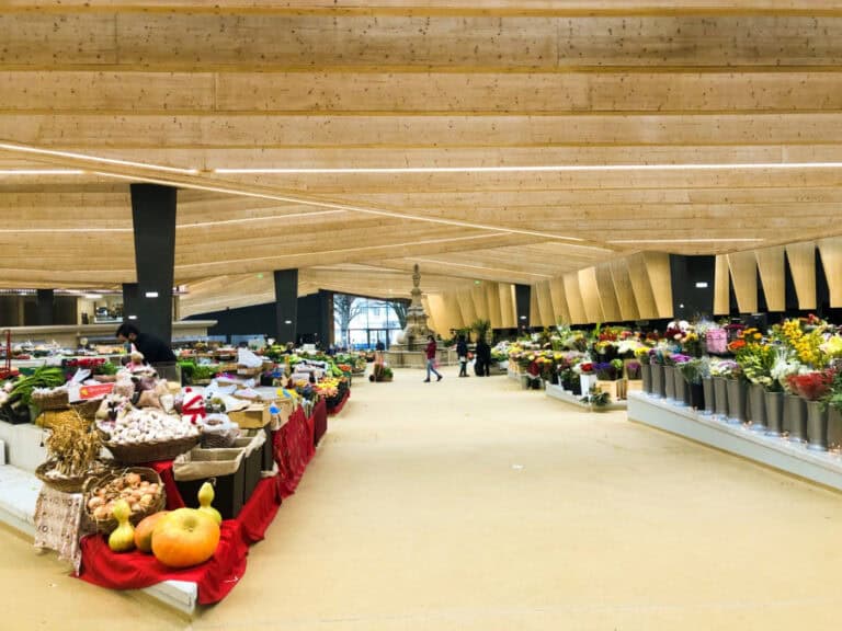 Comerciantes e clientes dão nota positiva à Praça mas denunciam frio e humidade