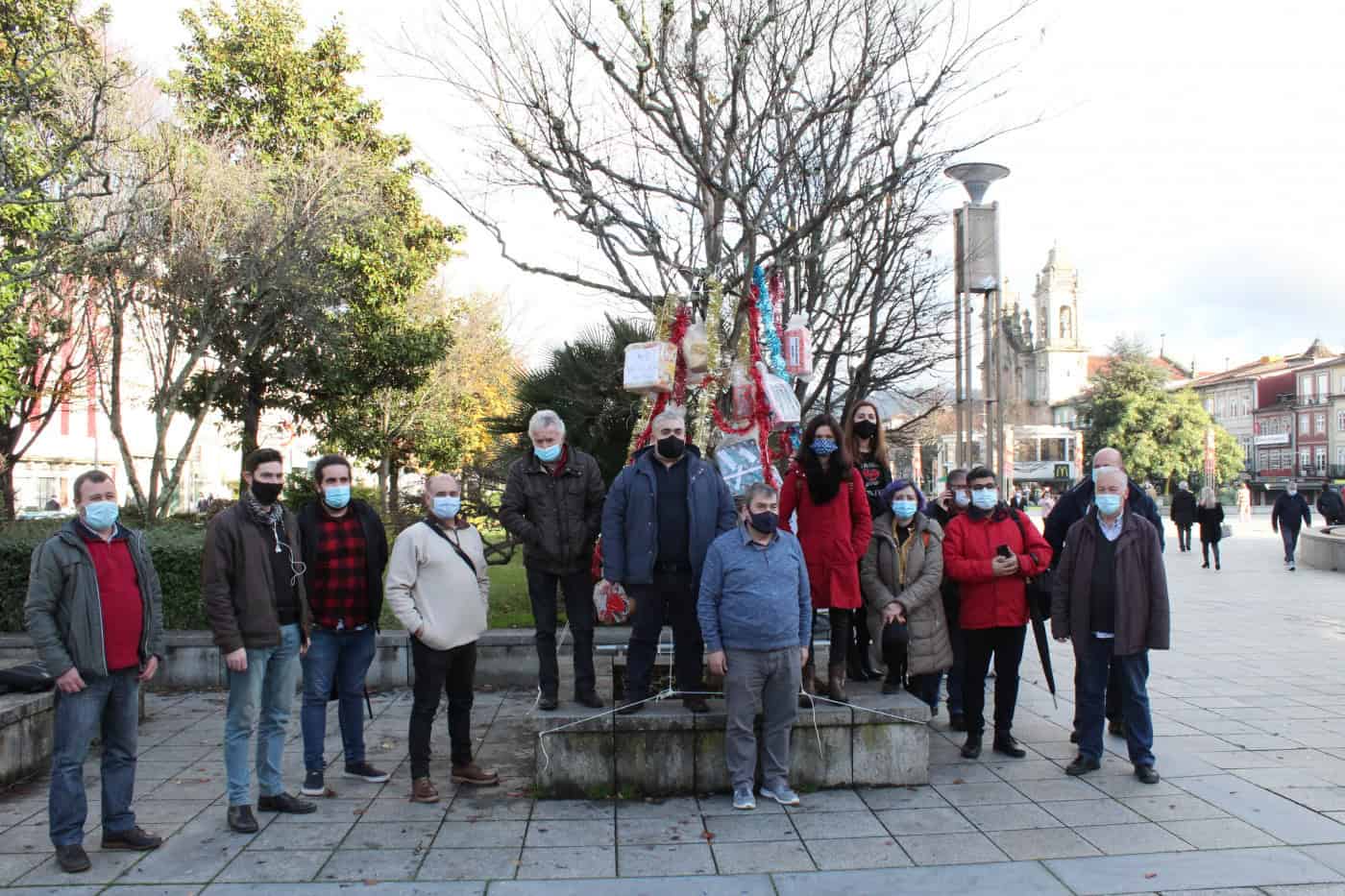 União dos Sindicatos monta pinheiro de natal na Arcada para pedir aumento dos salários