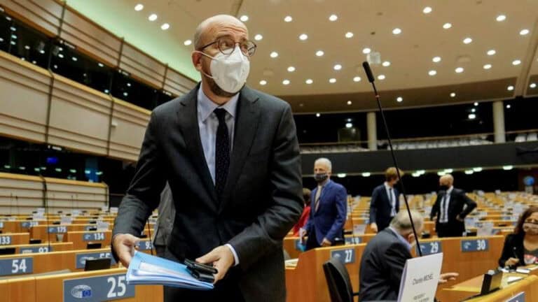 Presidente do Conselho Europeu em isolamento após ter estado em Paris com Macron