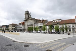 Comércio de Guimarães autorizado a abrir às 8h00 até 31 de Dezembro