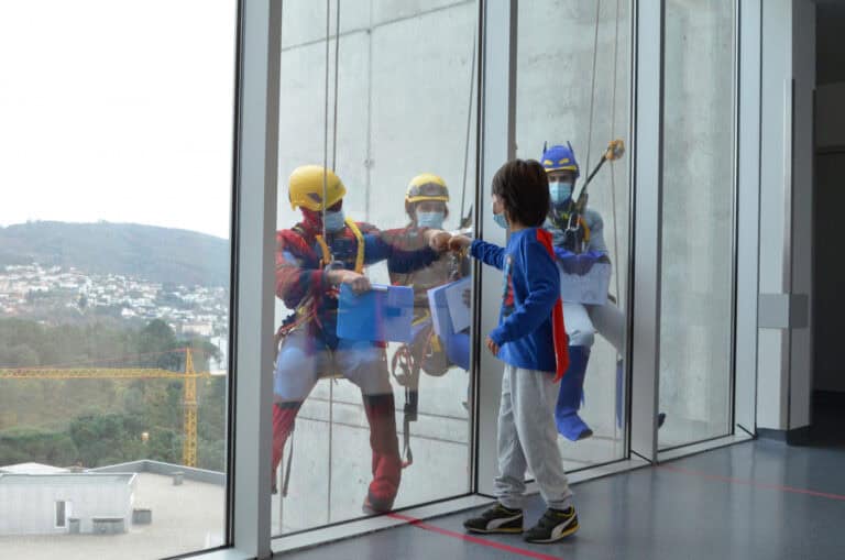 'Super-heróis' surpreendem crianças internadas no Hospital de Braga