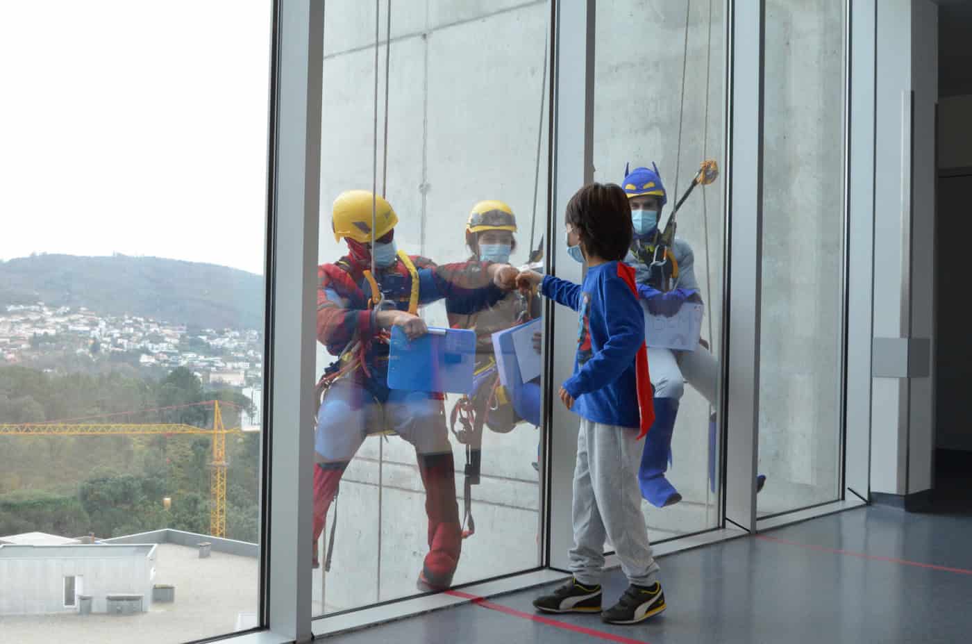 'Super-heróis' surpreendem crianças internadas no Hospital de Braga