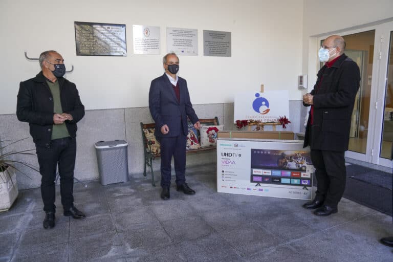 CM Guimarães oferece televisões a instituições com lares residenciais para idosos