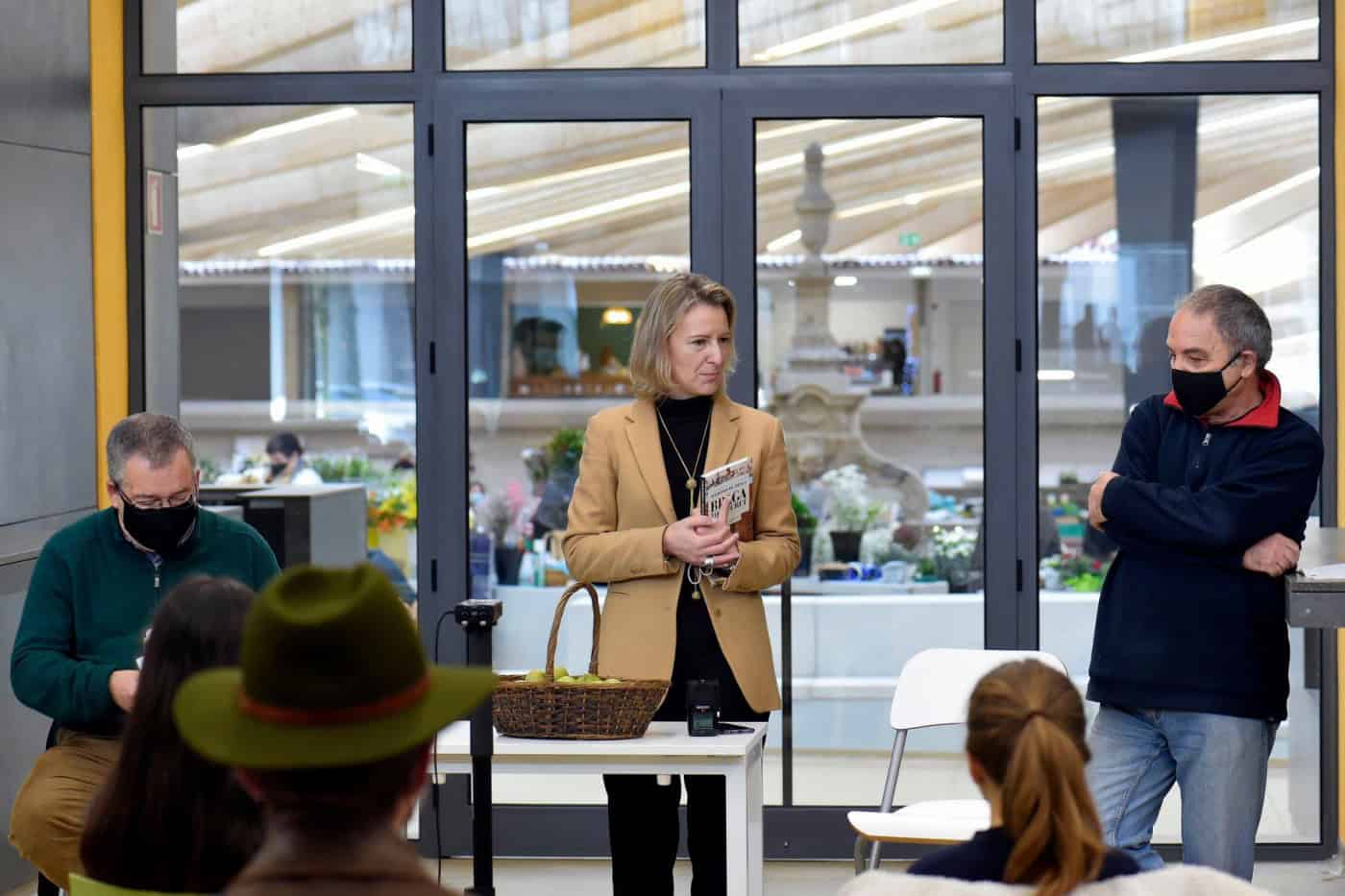 Maçã porta-da-loja foi o tema de abertura das “Conversas na Praça”